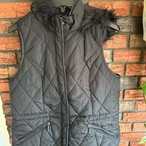 Laura Scott Women's Quilted Black Vest with Faux Fur Trim